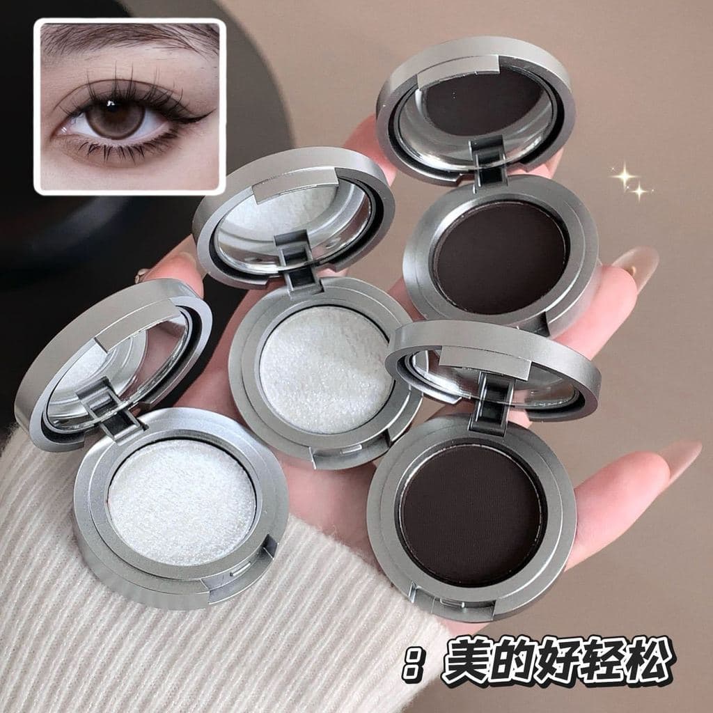 A sombra de olhos monocromática Platinum Shadow da kakashow é delicada, sedosa e sutilmente brilhante, realçando a tez e