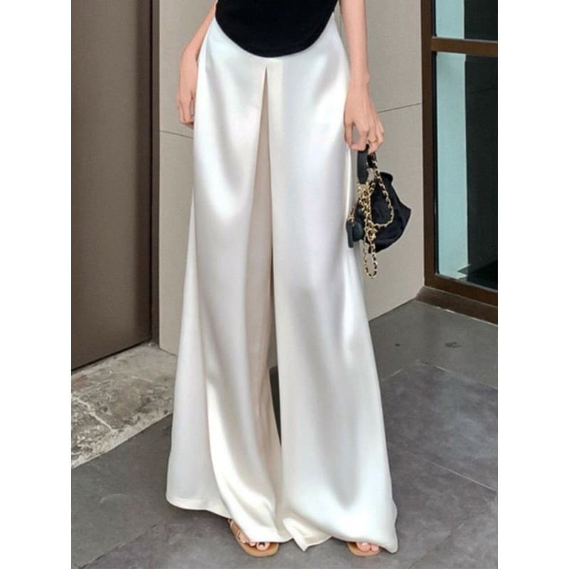 Novas calças femininas elegantes de cetim branco, corte reto, super estilosas, com caimento fluido e comprimento total.