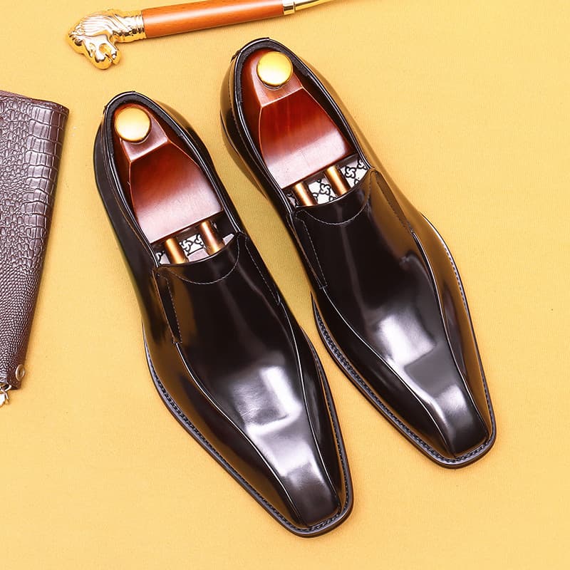 Mocassins masculinos 2026 novo estilo de couro envernizado brilhante sapatos masculinos slip-on slip-on slip-on @