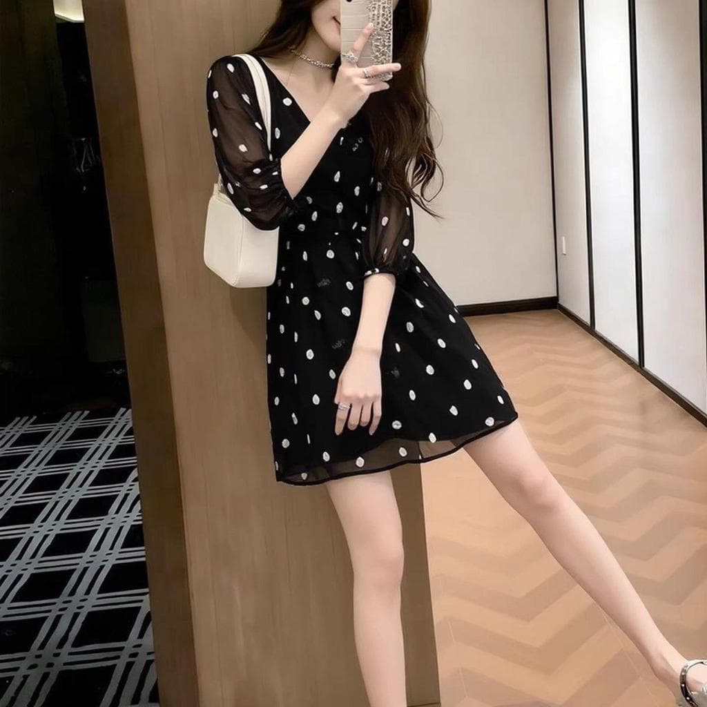 [Novidades] Novo estilo vestido preto de bolinhas, cintura estreita, decote em V, aparência mais fina, saia pequena evas