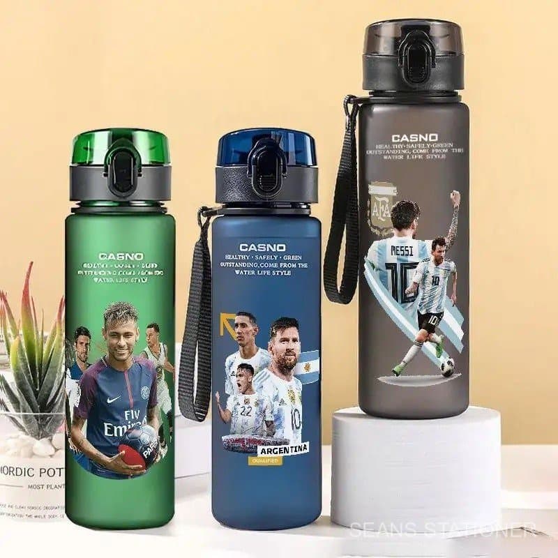 Copo Térmico Esportivo Infantil de Plástico Antichoque 560ml com Canudo e Suporte, Tema Futebol Cristiano Ronaldo Messi
