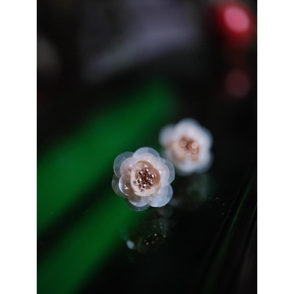 Wheatfield Mark Austin Little Rose Brincos de flores pequenas Clipe de orelha Design Original Contas de arroz com lantej