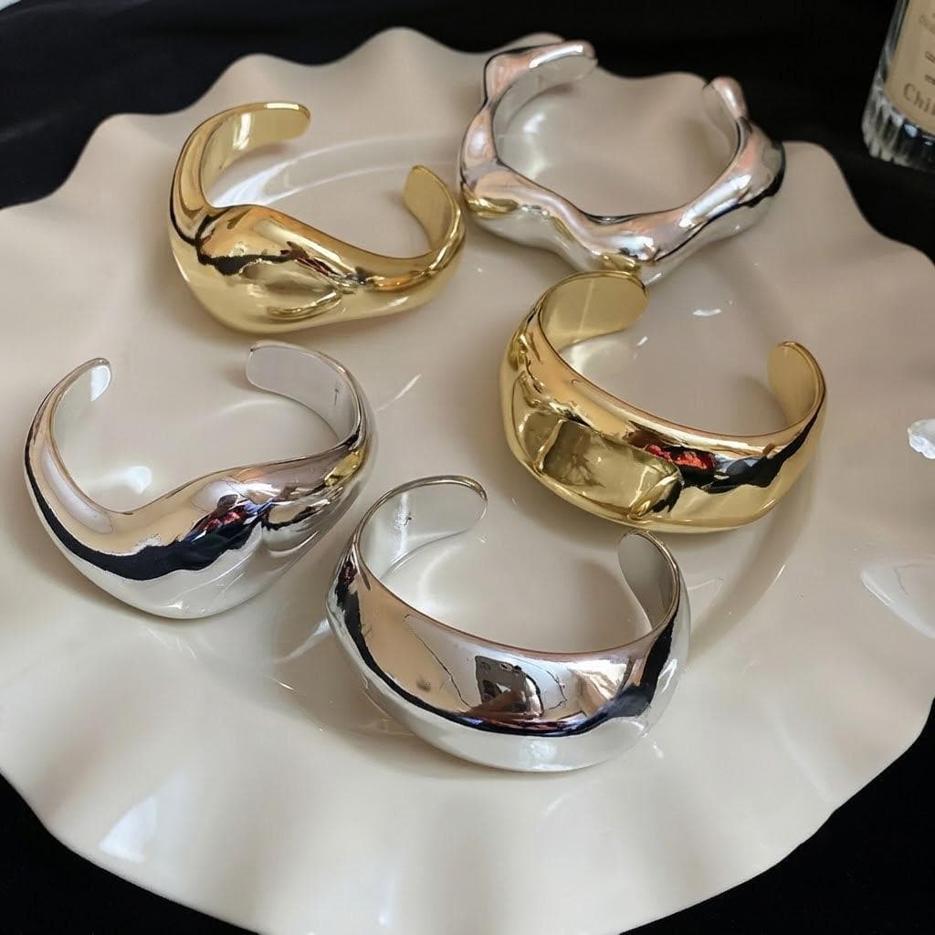 Bracelete Feminino Largo em ABS com Efeito Metalizado, Leve, Moderno e Confortável