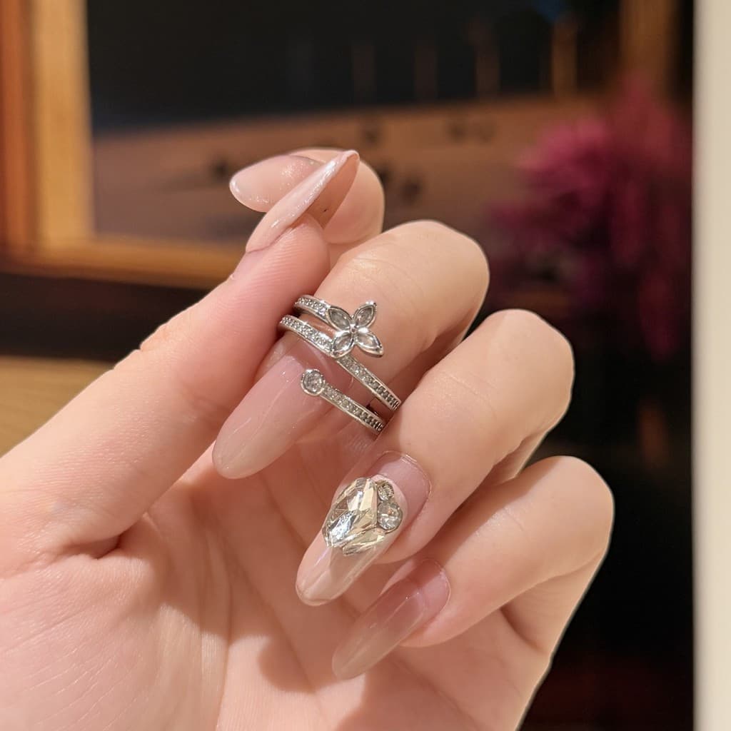 Anel de trevo de quatro folhas com abertura simples e elegante de zircônia cravejada de diamantes