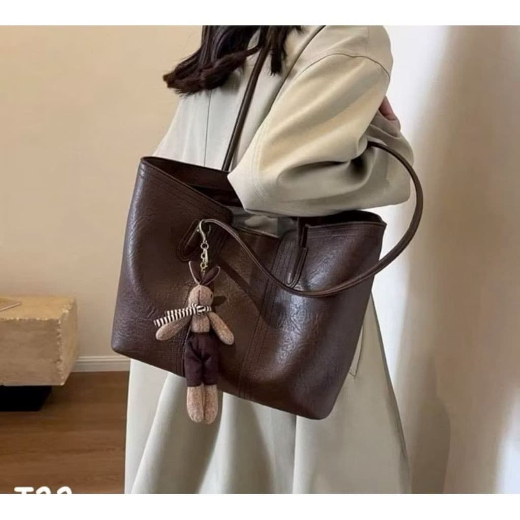 Bolsa tote feminina grande de couro PU coreano - Bolsa de ombro para escritório, escola e trabalho com pingente de urso
