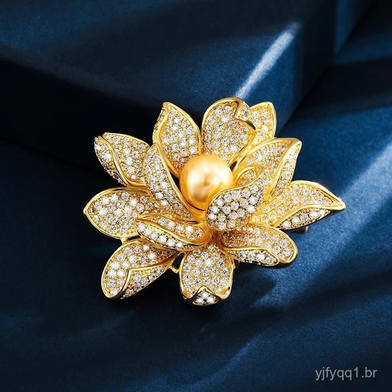 Broche Elegante Feminino Bicolor de Cristal e Pérola em Forma de Lótus, Acessório para Escritório e Festa