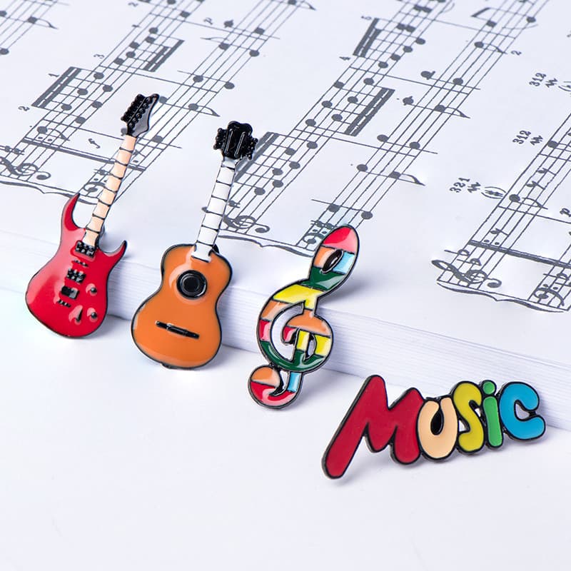Nota broche japonês bonito anti-reflexo fivela ins na moda único dos desenhos animados pequeno pino anti-pitada guitarra