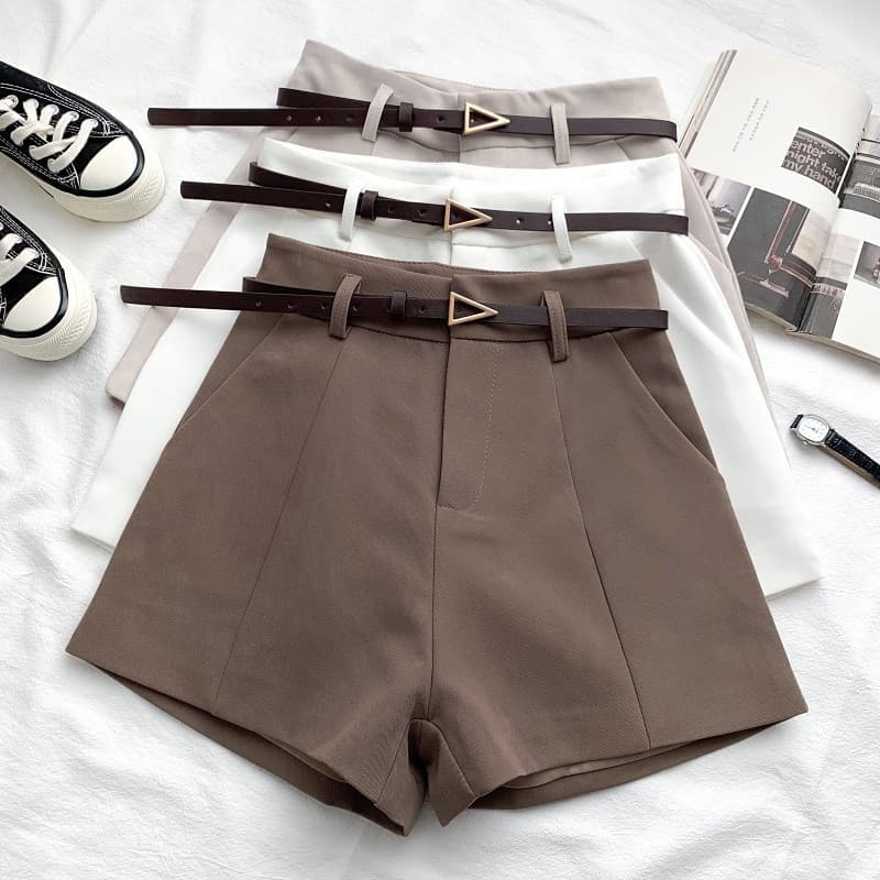 Essenciais de moda de verão: calças justas de cintura alta e shorts de perna larga com cinto.
