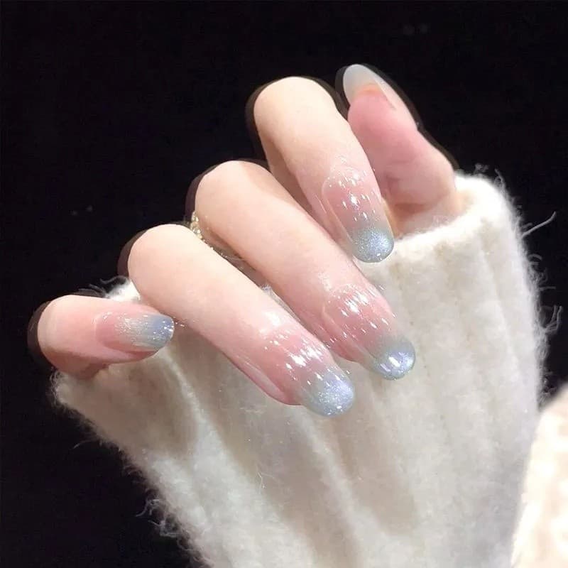 Manicure translúcida em degradê para uma tez clara, sensação de luxo, adesivos iluminadores em degradê azul-rosa com efe
