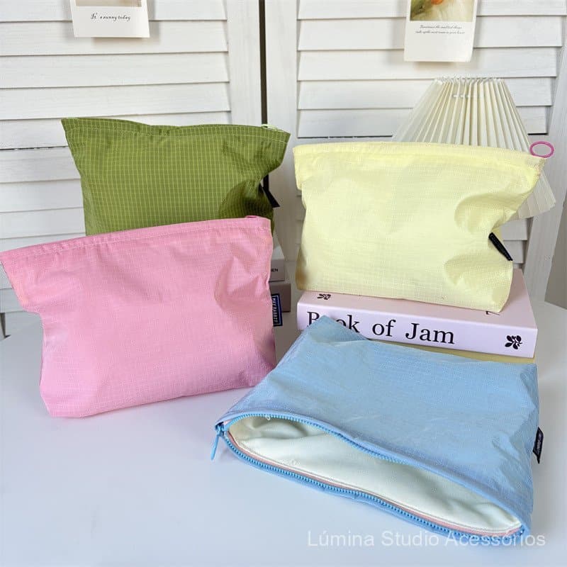 Nova bolsa de maquiagem de nylon xadrez estilo ins, bolsa de armazenamento de artigos de higiene pessoal portátil para v