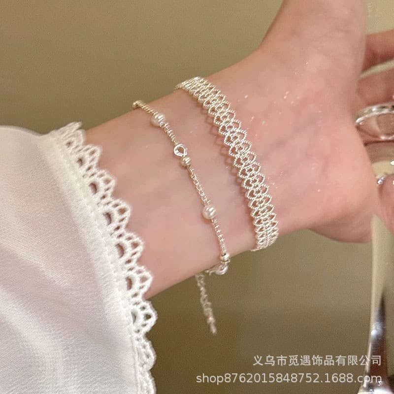 Pulseira feminina de renda prateada com pequenas pérolas em camadas 2026, joia de luxo leve e requintada 8.15 ADAF