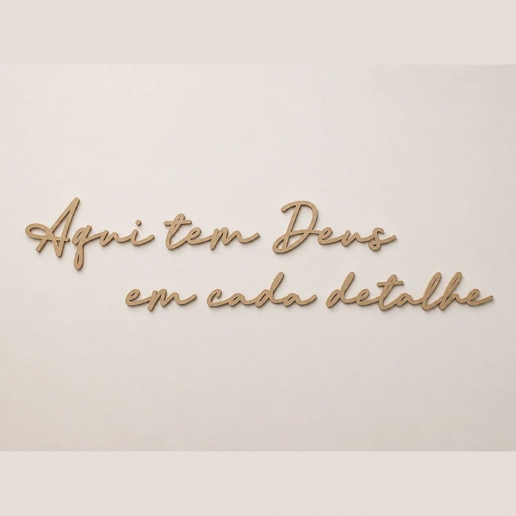 Frase em MDF de 3mm "Aqui tem Deus em cada detalhe"