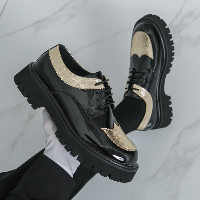 Sapatos de couro de alta qualidade masculinos britânicos aumentando sola grossa na moda couro envernizado brilhante negó