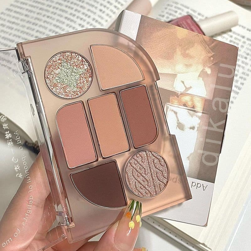 Paleta de sombras de 7 cores em tons rosa acinzentado estilo "pure desire" com baixa saturação e acabamento matte, marca