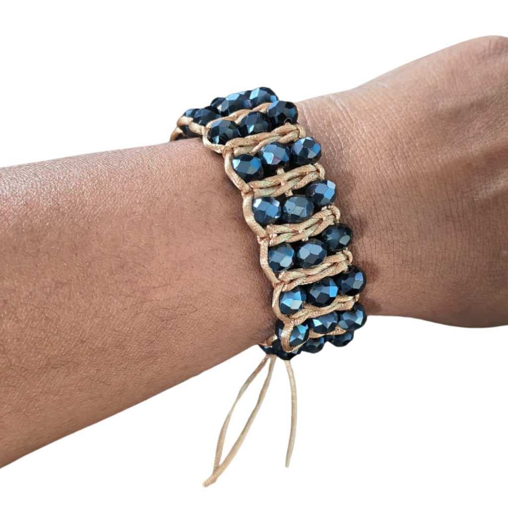 Pulseira bracelete multifios com contas escuras