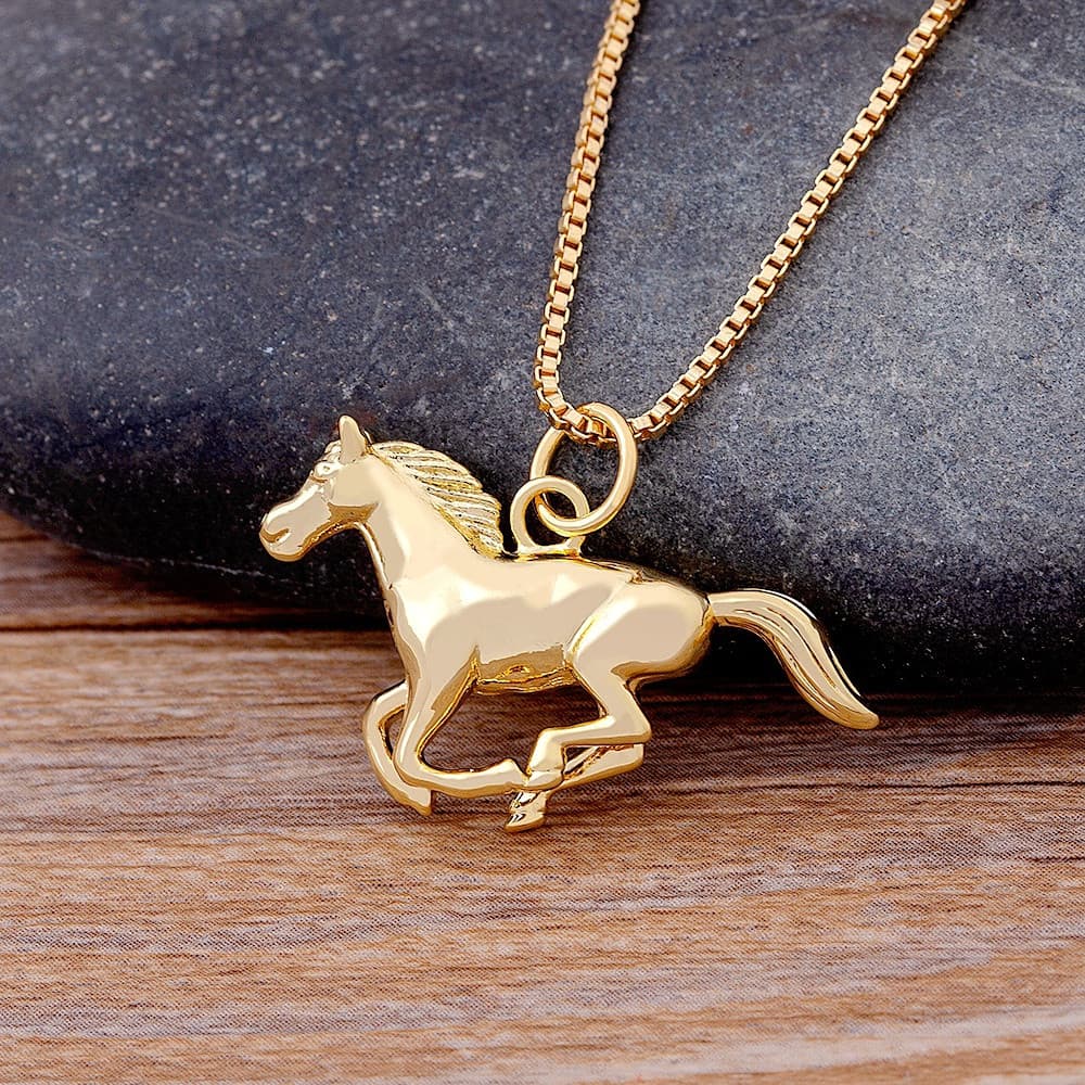Novo colar de ouro com pingente de cavalo, adequado tanto para homens quanto para mulheres, com design de cavalo corrend