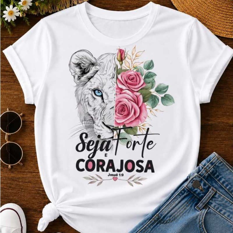 Camiseta Feminina Seja Forte e Corajosa Josué 1:9 Leão Flores Cristã Evangélica T-Shirt Baby Look