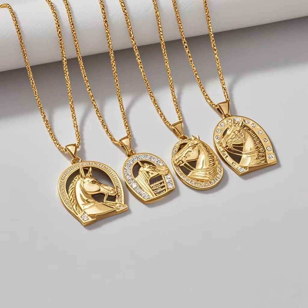 Colar com pingente de cabeça de cavalo em liga de zinco banhado a ouro e incrustado de diamantes