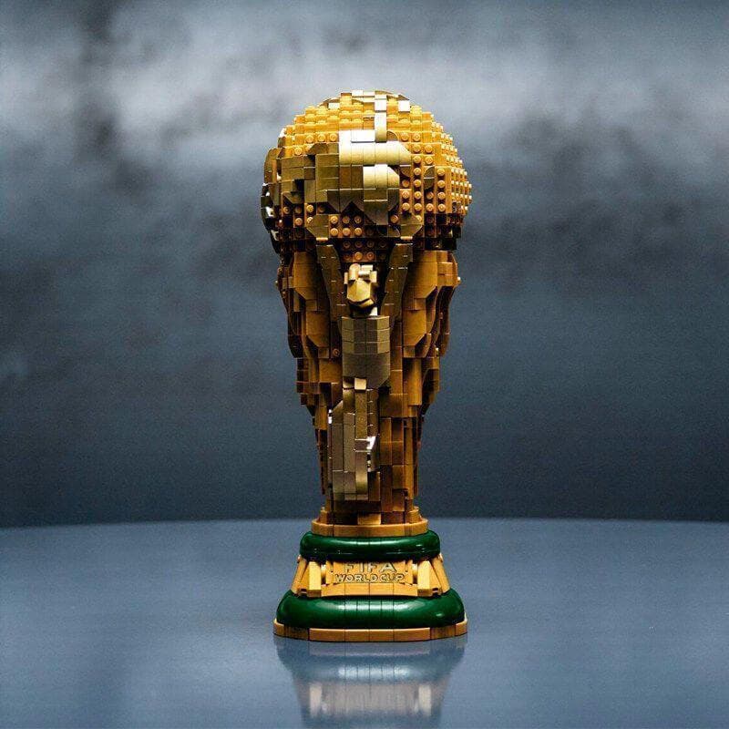 1500 peças de blocos de montar Lego, um modelo montável do troféu Hércules da Copa do Mundo de Futebol, uma coleção para