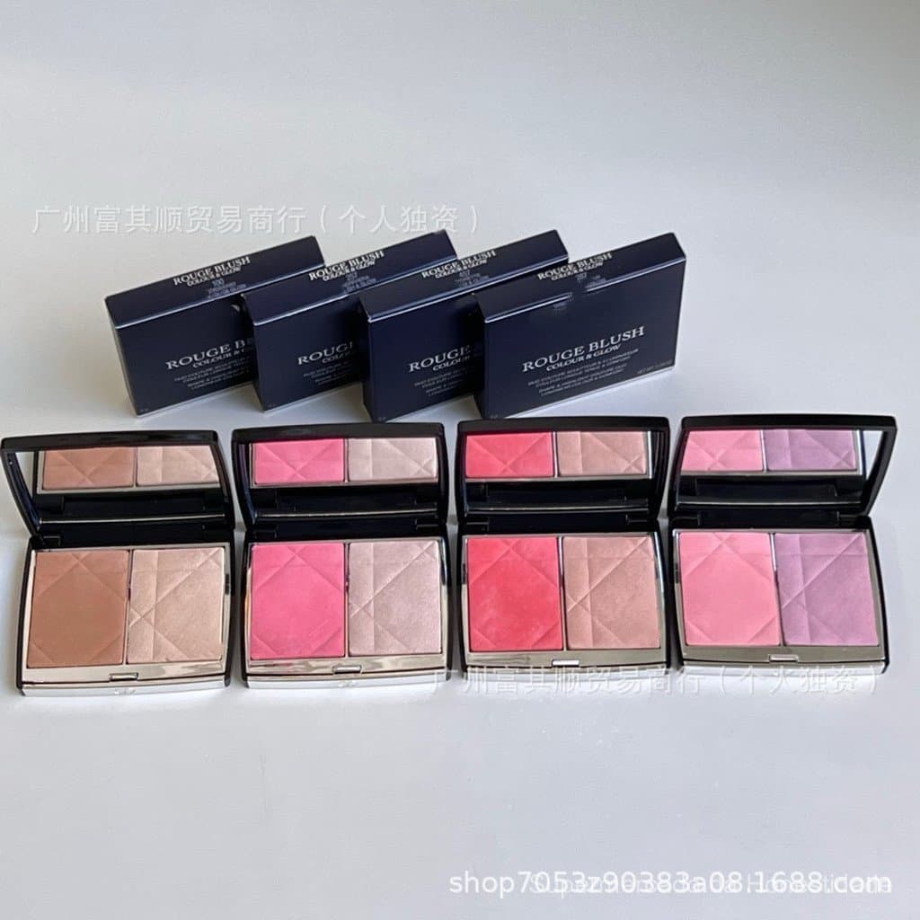Paleta de blush bicolor azul e dourado, paleta de contorno e iluminador, sombra e iluminação, tons matte e perolados.