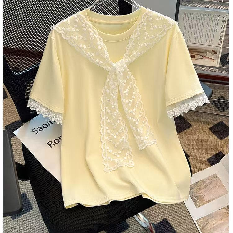 Camiseta feminina de manga curta xale de renda Slim Fit com aparência mais fina