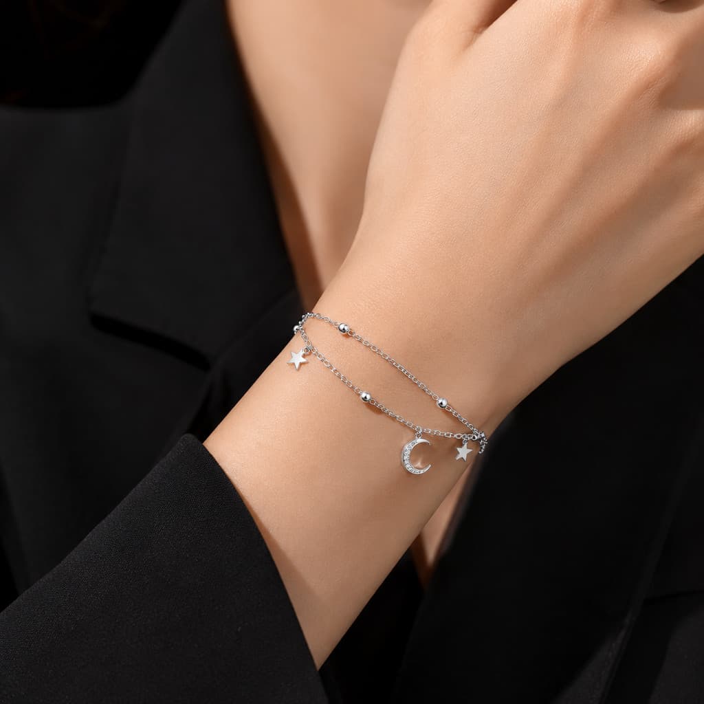 Pulseira Feminina Dupla com Pingentes de Estrela e Lua Design Delicado e Moderno