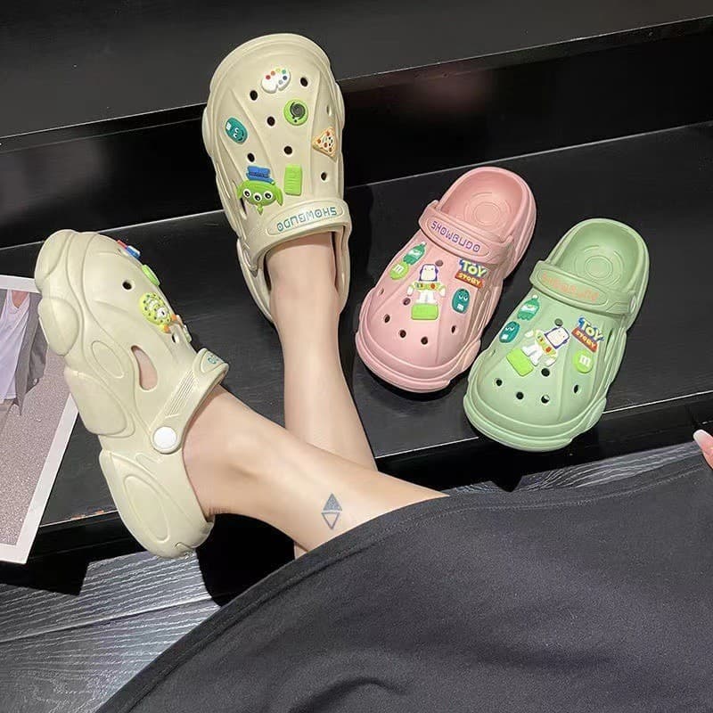 Verão buraco sapatos femininos novo estilo merda-piso sola macia Toe-coberto chinelos influenciador DIY Casual