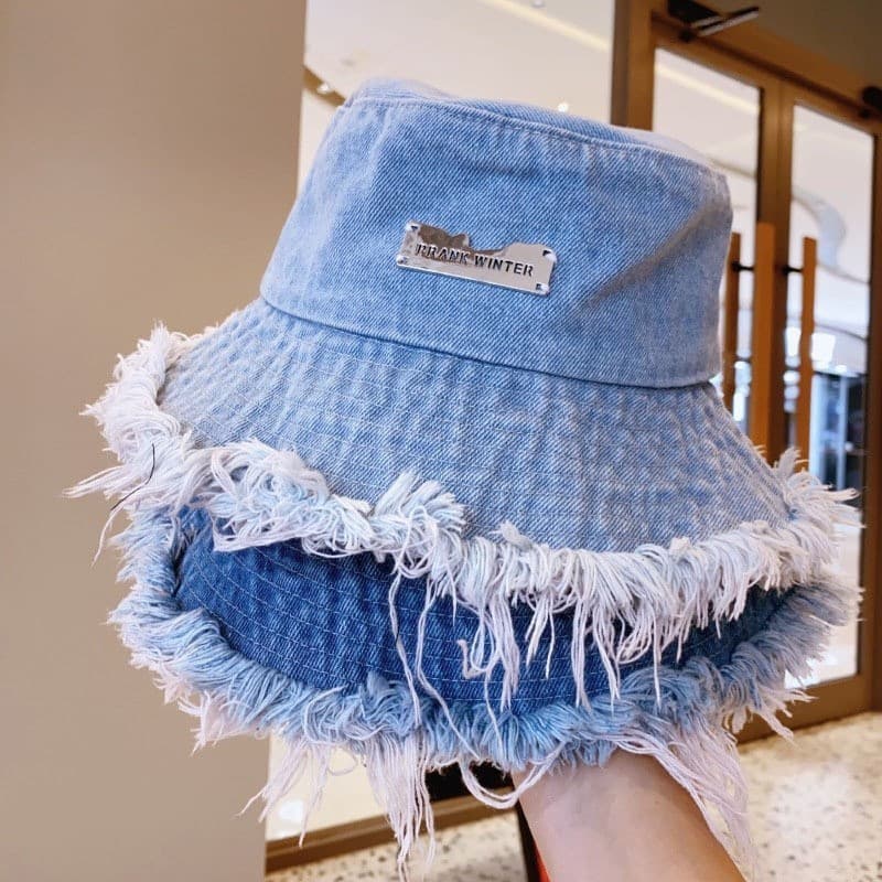 Chapéu de Pescador Feminino em Denim Desgastado e Estiloso, Boné de Denim Lavado com Franjas e Etiqueta de Metal, Proteç