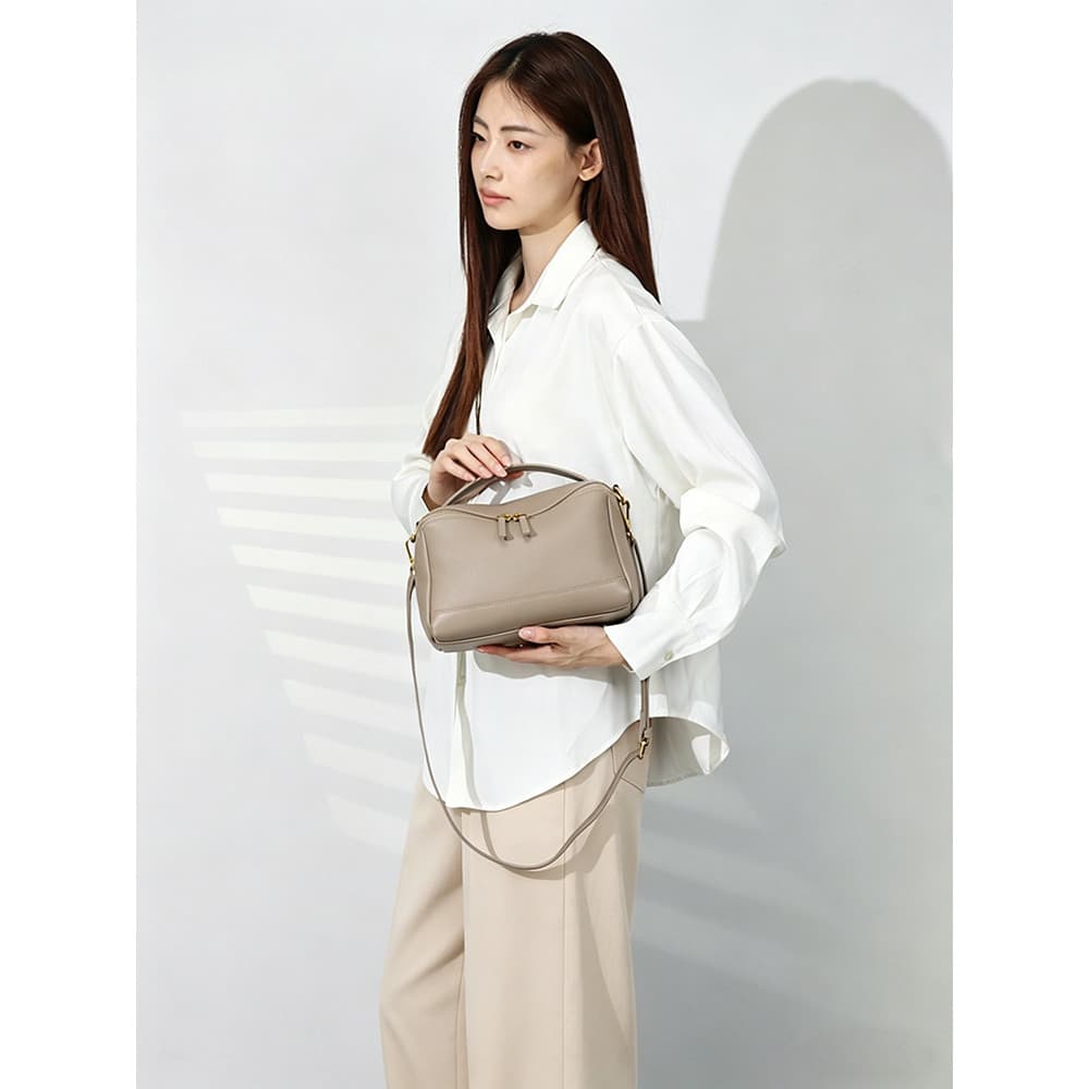 High-End sentimento importado primeira camada de couro cruz-corpo pequeno saco feminino 2026 novo estilo couro genuíno C