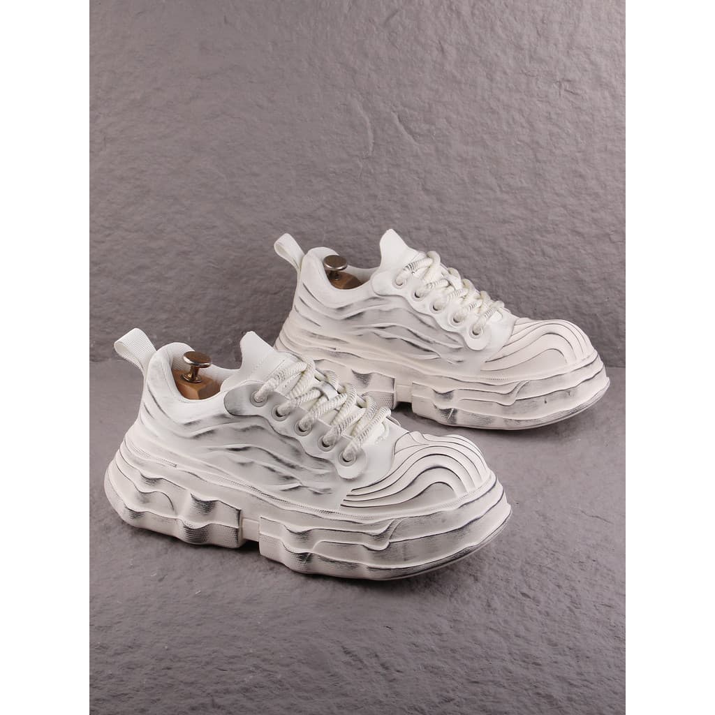 Sapatos masculinos 2026 novo estilo verão respirável sapatos brancos moda masculina de sola grossa esportes sapatos casu