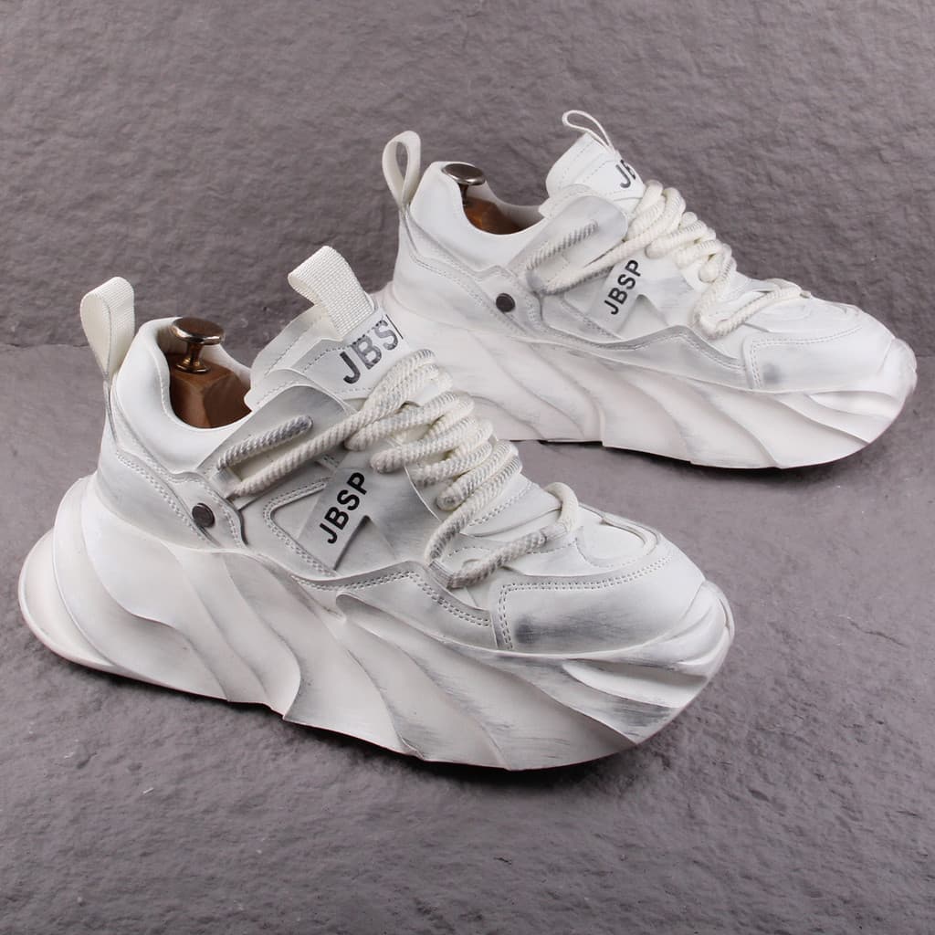 Sapatos masculinos 2026 novo estilo verão respirável sapatos masculinos de sola grossa sapatos brancos aumentados tênis