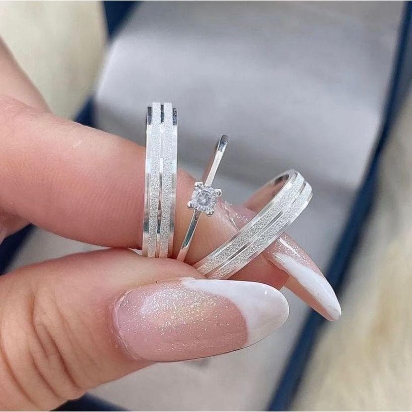 Par de Aliança de Namoro Prata Brilhante Estética Diamantada Canal Finas 4mm + Solitário