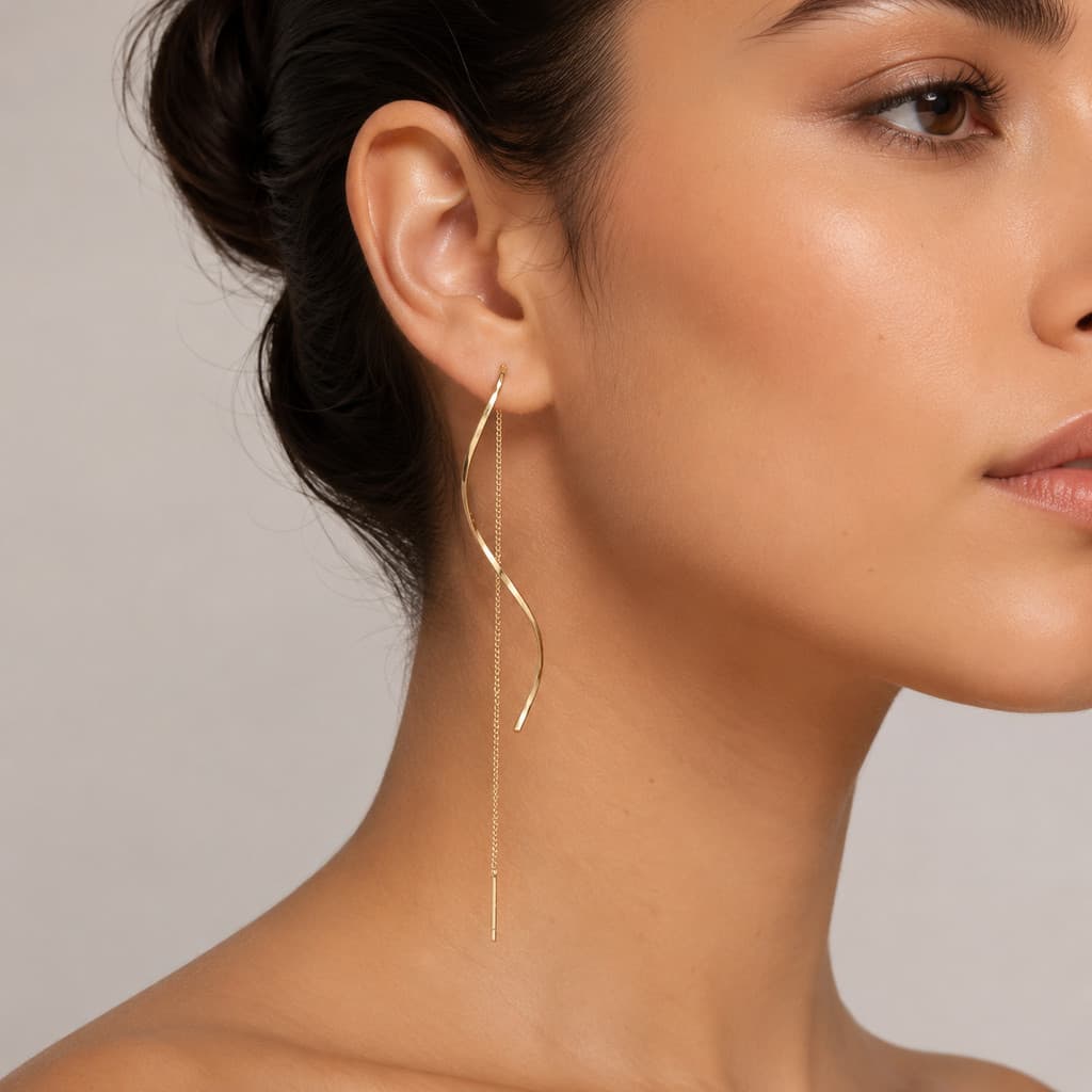 Brinco feminino de metal com design de ondas torcidas e linhas geométricas, estilo minimalista e moderno, ideal para o