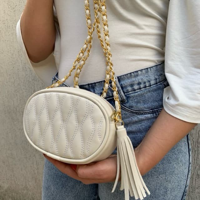 Bolsa Oval Feminina Bordada Luxo Alça Manual Com Chaveiro Tassel Lançamento Moda Festa E Dia A Dia⁠