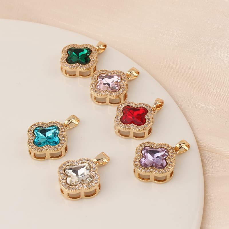 Cobre revestido de ouro retenção de cor Micro-incrustado zircão trevo de quatro folhas pequena flor colar pingente diy a