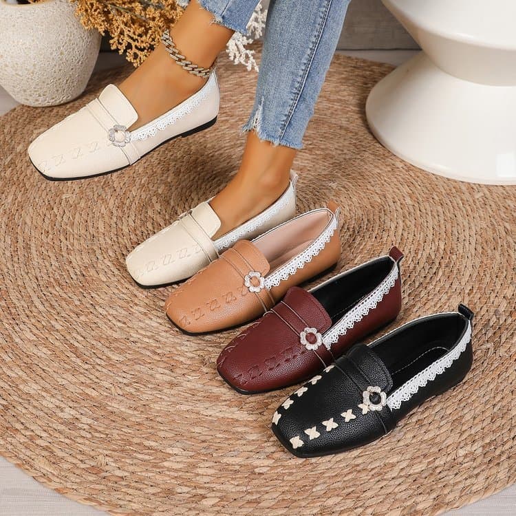 Mocassins femininos de bico quadrado, sapatos baixos, corte de renda, fivelas de flores de strass, estilo de pé de cober