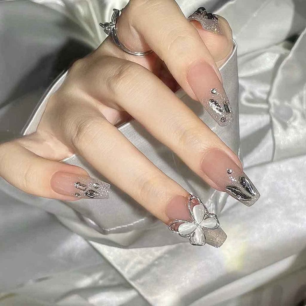 RikView Unhas Postiças Longas em Formato Caixão, Unhas Acrílicas Nude com Design de Borboletas, Unhas Postiças Brilhante