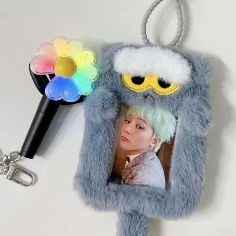 Bolsa Suspensa Fofa Porta Cartão Fotográfico Ídolo GD Chaveiro De Pelúcia Para Armazenamento Polaroid Colecionável