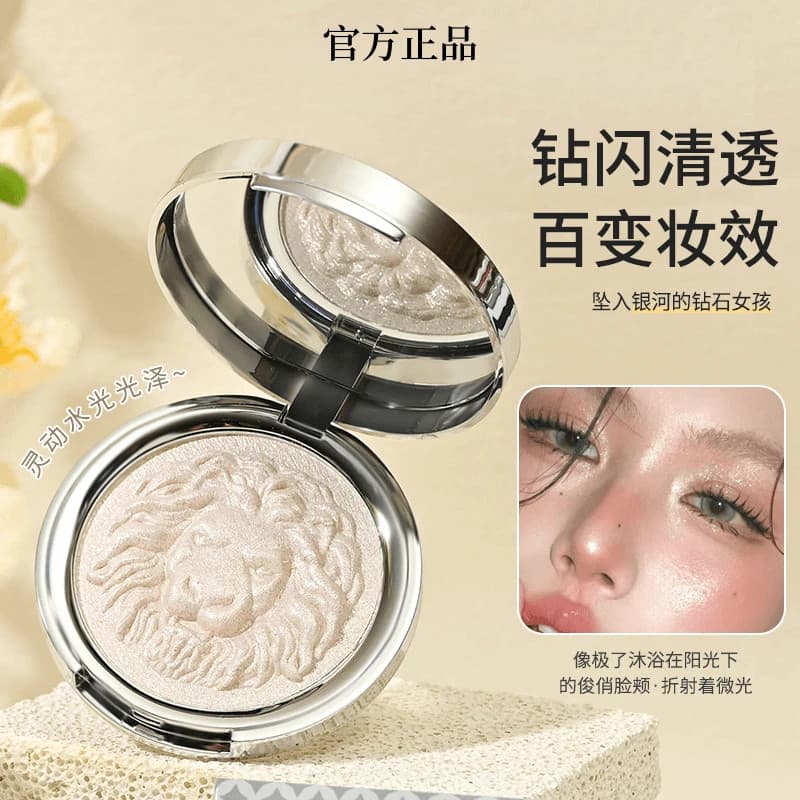 Creme iluminador claro e deslumbrante! A Paleta de Contorno e Iluminador Lion Head adiciona um brilho suave para ilumina