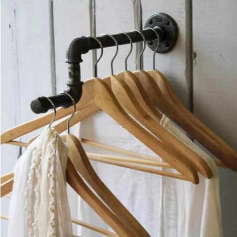 Kit com 3 Cabides de Madeira para Organização de Roupas