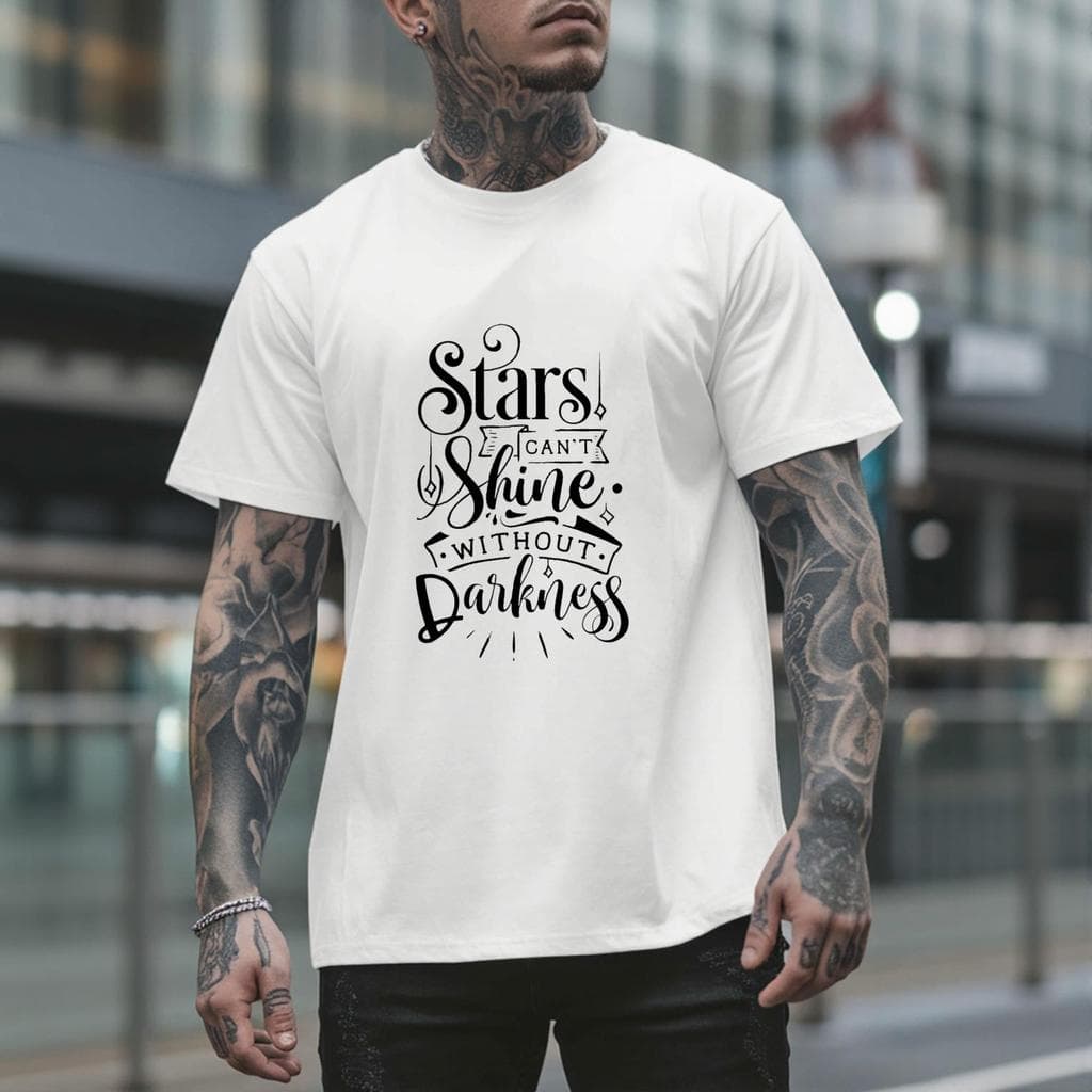 Camiseta Preta Unissex Manga Curta Estampa Caligráfica Frase Motivacional Stars Can't Shine Without Darkness Algodão Pre