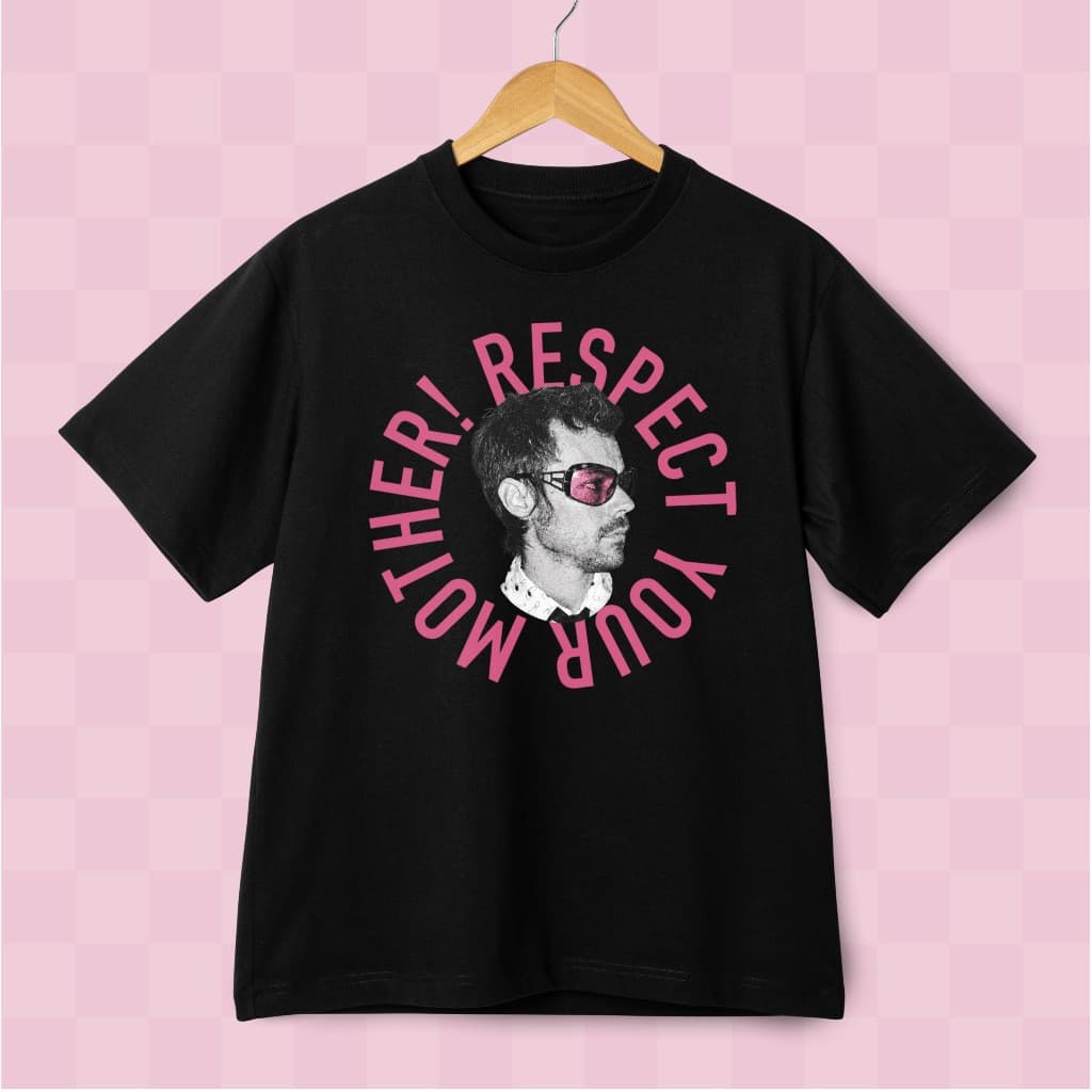 Camiseta Masculina Feminina Oversized Estampa Harry Styles Óculos Rosa Frase Respect Your Mother Circular T-shirt