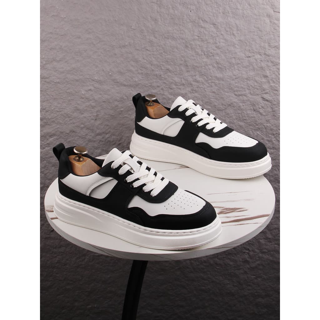 Super quente sapatos brancos masculinos 2026 verão respirável aumento interno de sola grossa Street Wear sapatos masculi