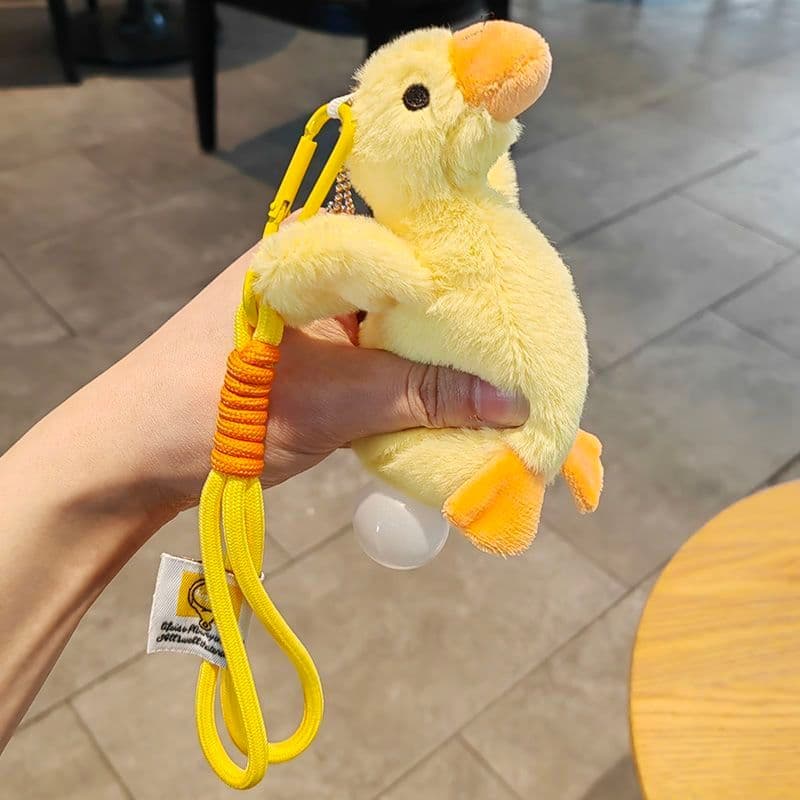 [Estoque pronto] Boneca de pelúcia colocando ovo patinho requintado chaveiro pingente casal boneca mochila pingente cria
