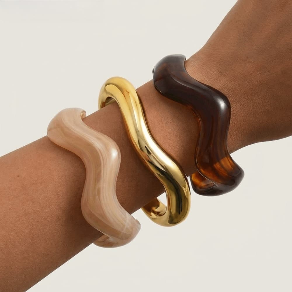 Pulseira Ondulada em Acrílico e Metal Dourado, Bracelete Minimalista Modelo Onda, Acessório Moderno para Looks Casuais e