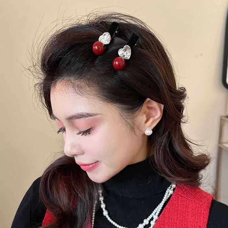 Ano novo grampo de cabelo vermelho feminino 2026 novo estilo lado quebrado grampo de cabelo moda temperamento strass tes