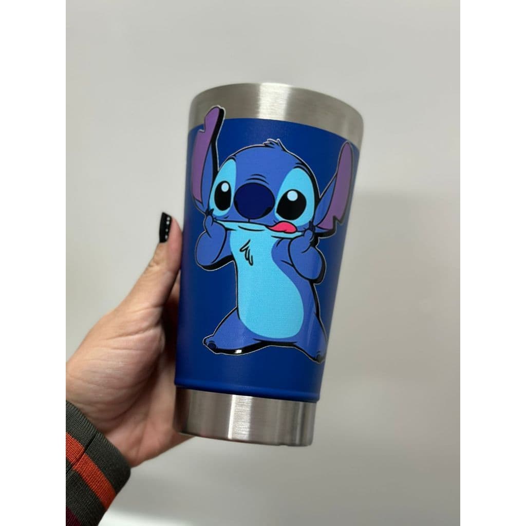 COPO TÉRMICO COM ADESIVO STITCH. Diversos Modelos. 473ml com tampa e canudo