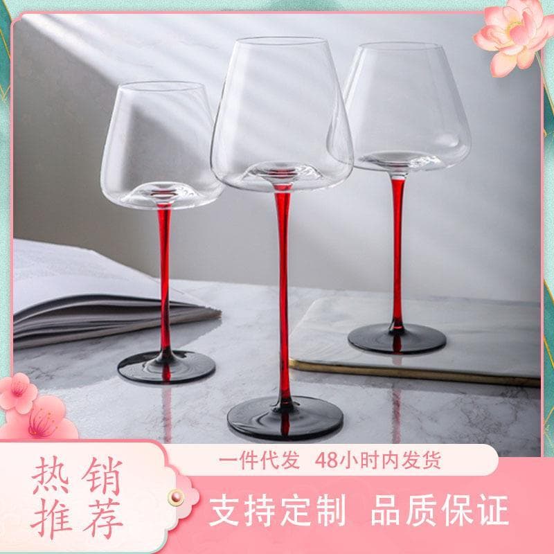 Luz de luxo gravata borboleta borgonha copo de vinho tinto barriga grande vermelho duro fundo preto taça de vidro de vin