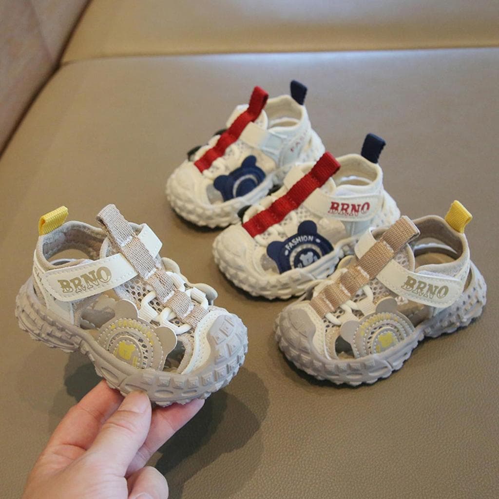 Meninos sandálias de verão sapatos infantis 2026 Baotou anti-chute sapatos de praia versão coreana moda na moda sandália
