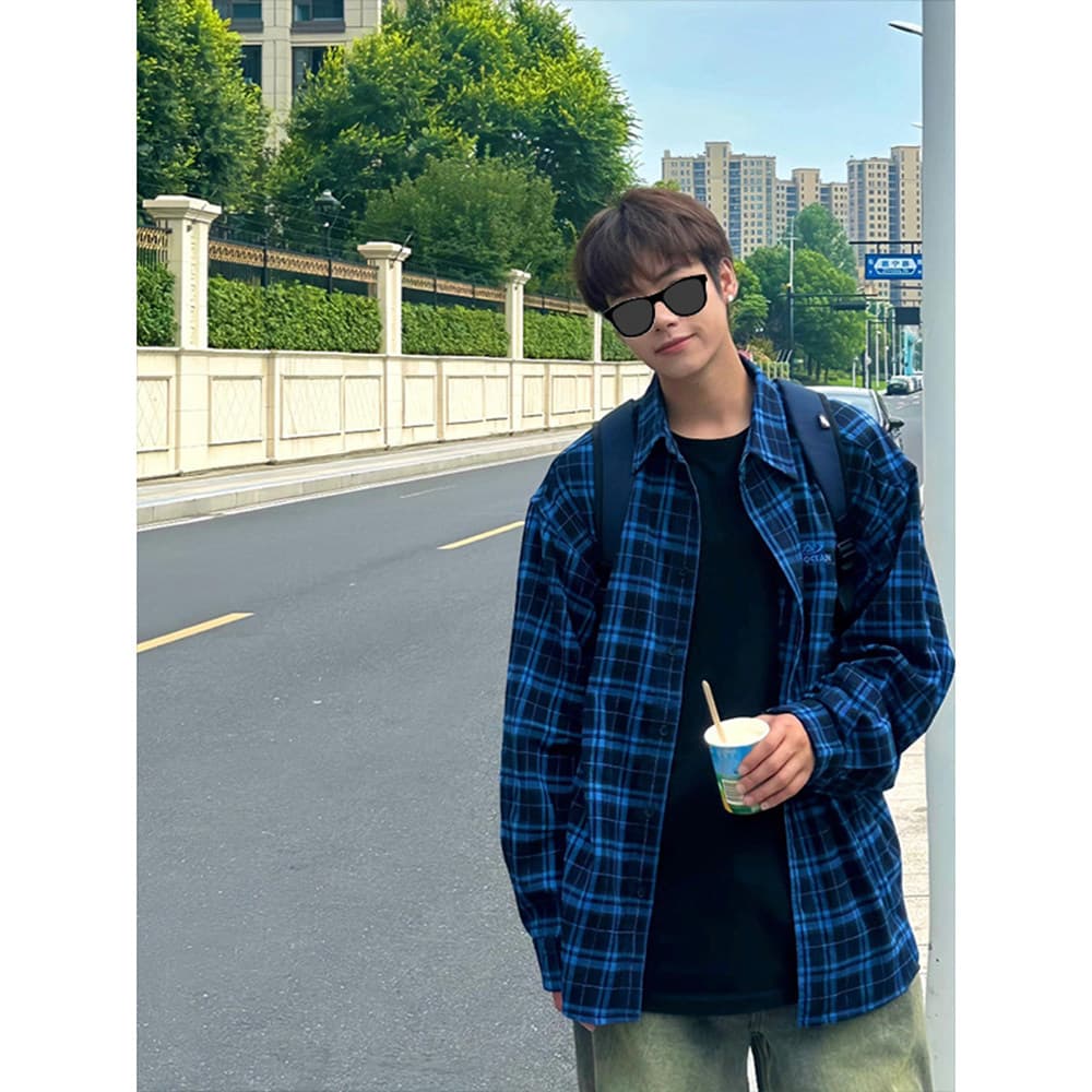 Camisa xadrez azul sabor Hong Kong masculina sensação solta verão 2026 nova jaqueta fina retrô simples de manga comprida